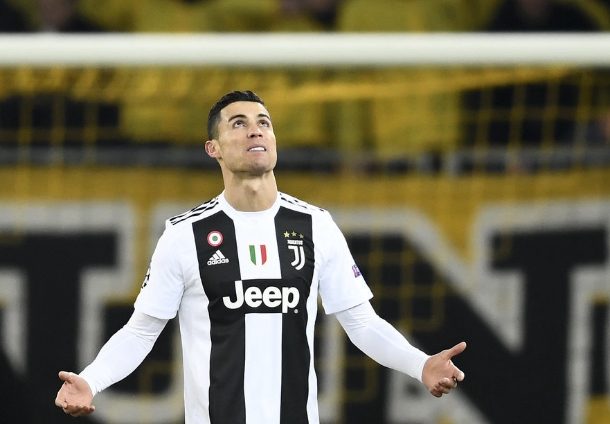 媒体人：杯赛的地板问题太大了，换地板无望应该撕掉所有地贴