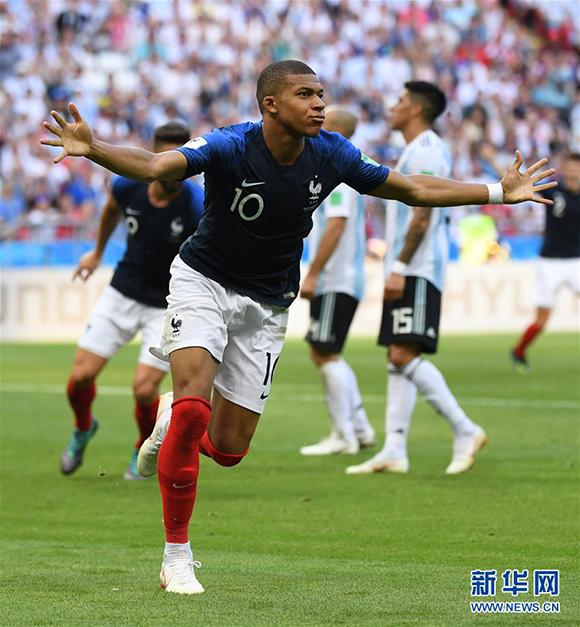 鞋底蹬踏跟腱位！西蒙斯致歉：范戴克是我的队长，我不会故意伤害他或任何人（鞋钉误踩跟腱引争议，西蒙斯道歉：范戴克是我队长，我绝无伤人之意）