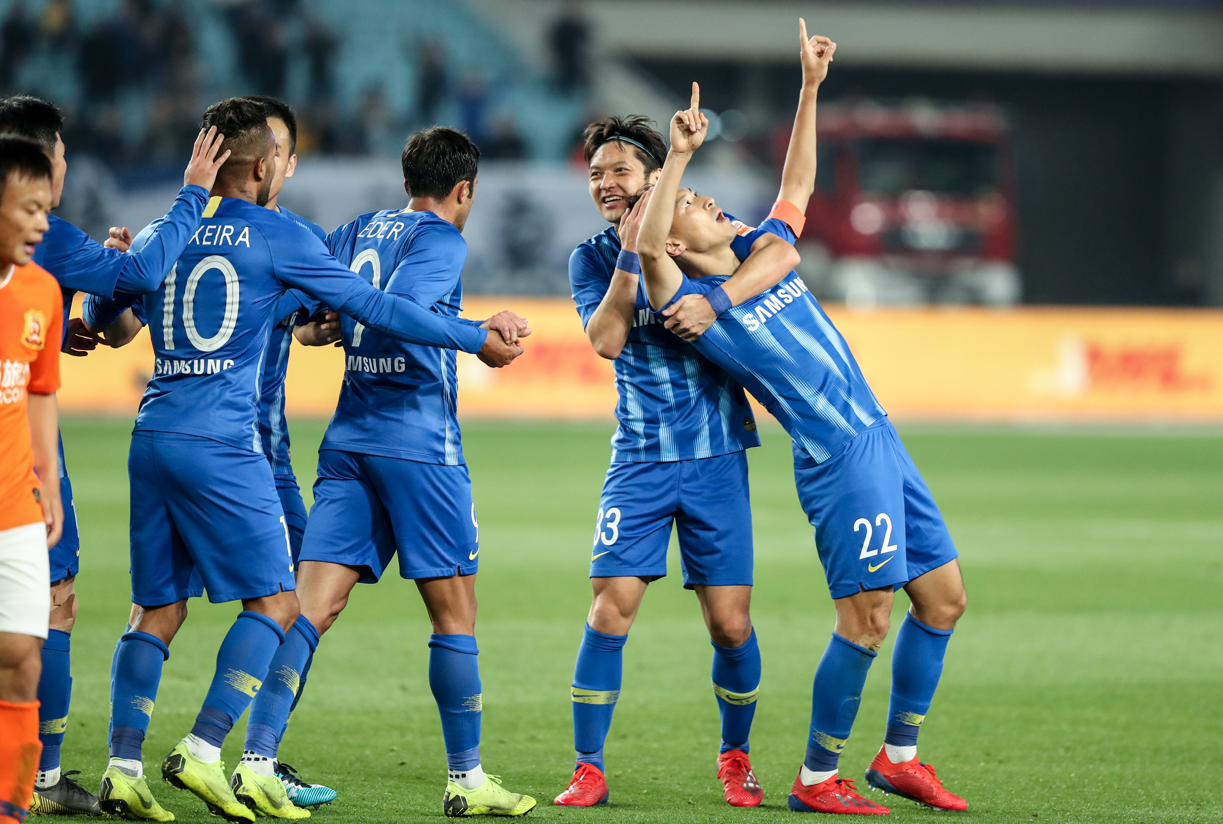 西媒：芝加哥火焰的报价太低，莱万经纪人开始接触沙特俱乐部（西媒：芝加哥火焰报价偏低，莱万经纪人转而洽谈沙特球队）