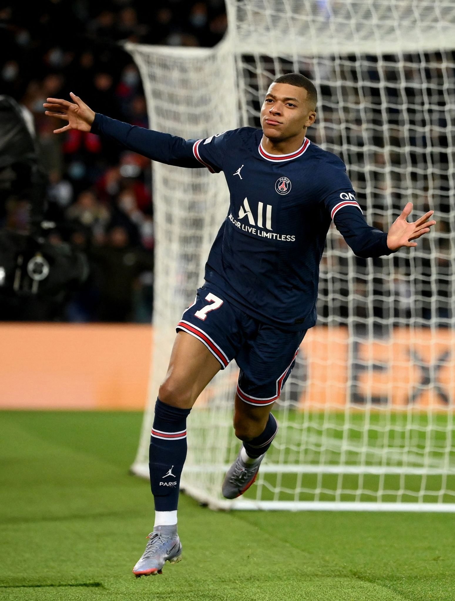 麦卡：为哥哥完成阿根廷首秀高兴；凯文：这是特别的一周