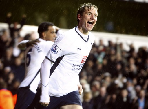 一日意甲动向：国米大胜科莫晋级榜首，米兰中锋实在是太令人发愁（意甲今日速递：国米横扫科莫登顶榜首，米兰中锋难题令人头疼）