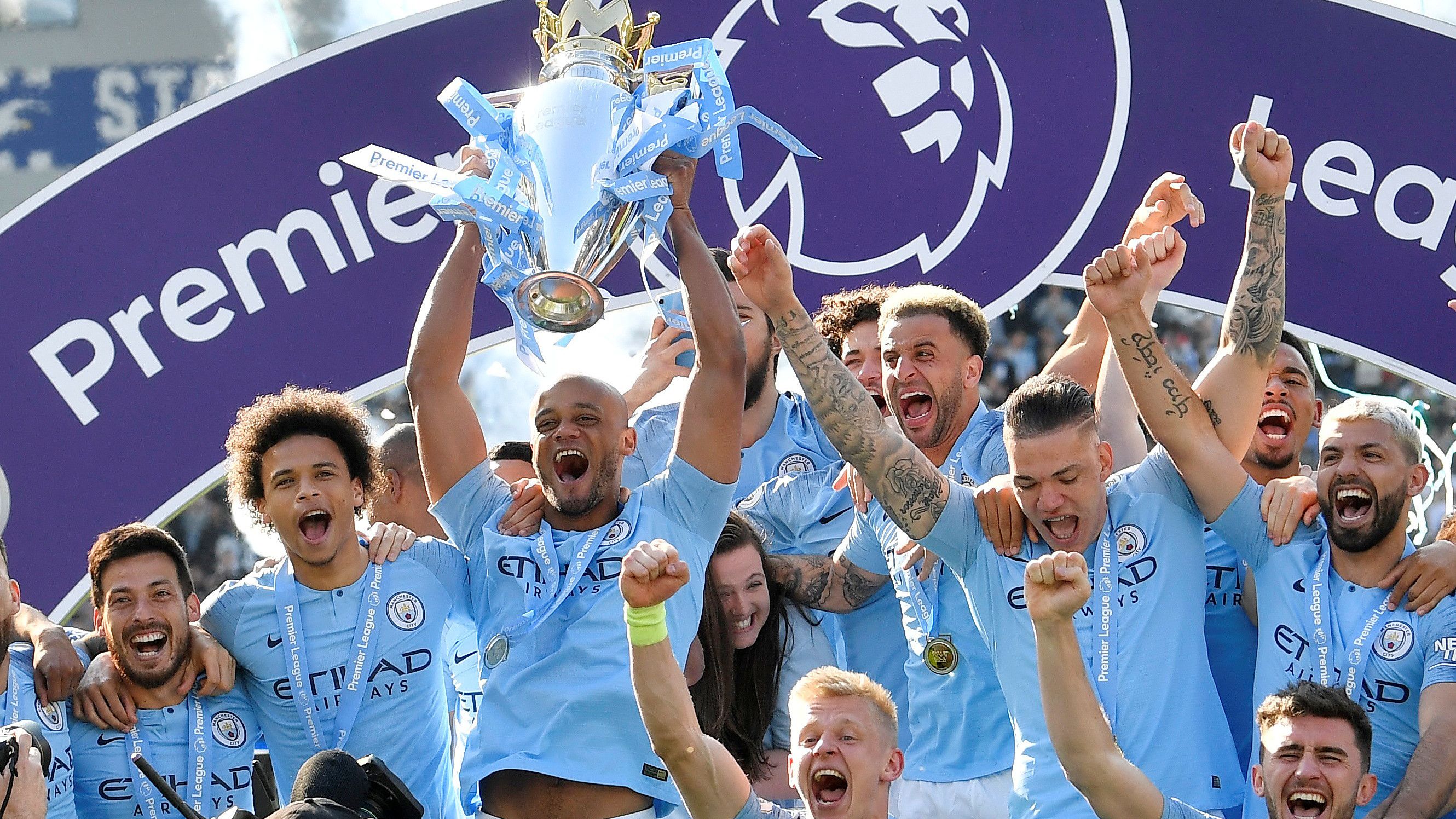 状态全无！浓眉半场4中0贡献0分3板2助，罚球2中0