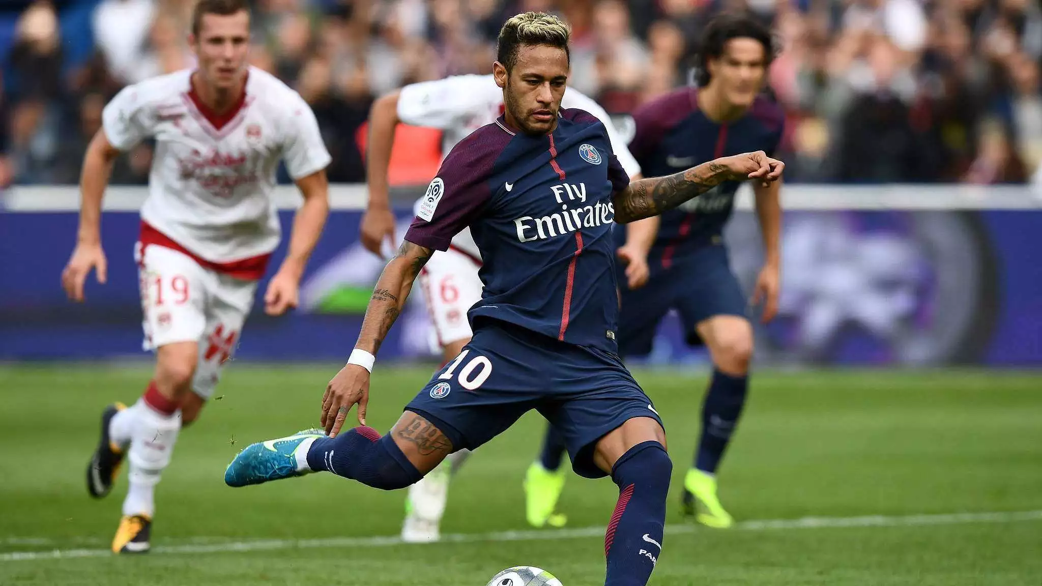 世体：阿隆索回归获利物浦球迷热烈欢迎，阿诺德却遭嘘声相待