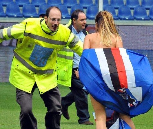 气坏了！沈梓捷补防被吹犯规抱怨绕场 犯满离场